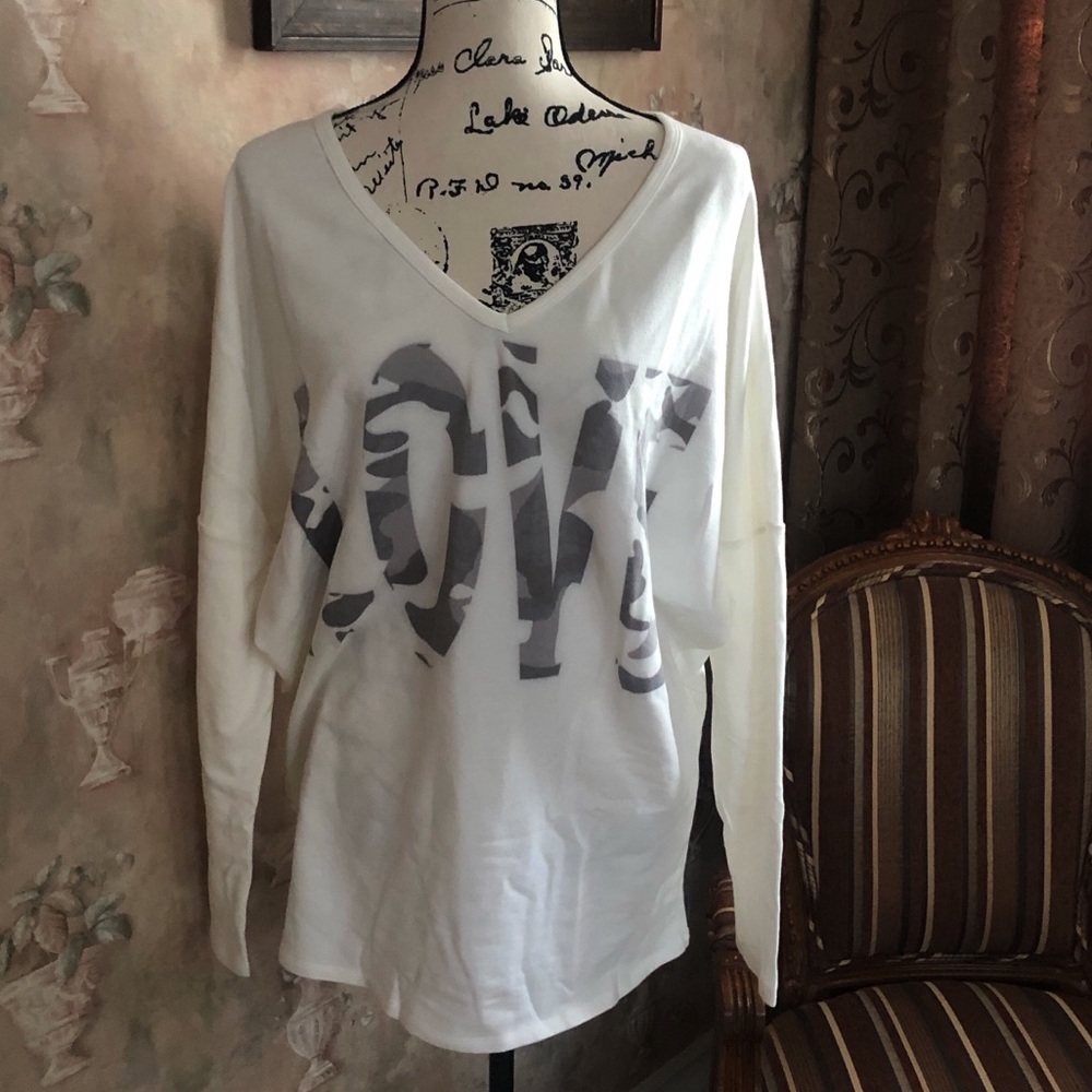 GO COUTURE GRAPHIC LOVE V NECK PULLOVER NWT - Picture 4 of 5